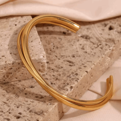 Crossover bangle in gold