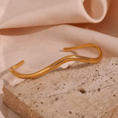 Wavy bangle